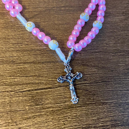 TERÇO PULSEIRA PÉROLA ROSA COM MEDALHA RESINADA SANTA TERESINA (6 UNIDADES)