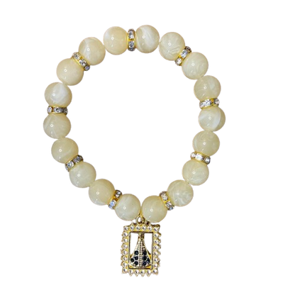 PULSEIRA PÉROLA BEGE COM PINGENTE NOSSA SENHORA APARECIDA COM STRASS 08MM  (03 UNIDADES)