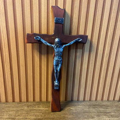 CRUCIFIXO MADEIRA DE PAREDE ONDULADO 33CM (1 UNIDADE)