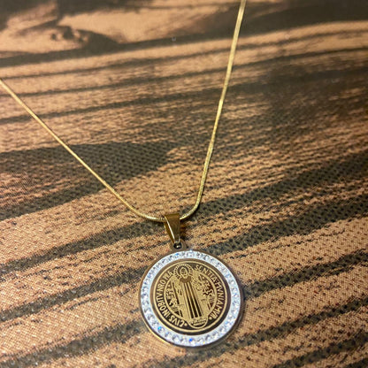 COLAR DOURADO MEDALHA SÃO BENTO COM STRASS  (1 UNIDADE)