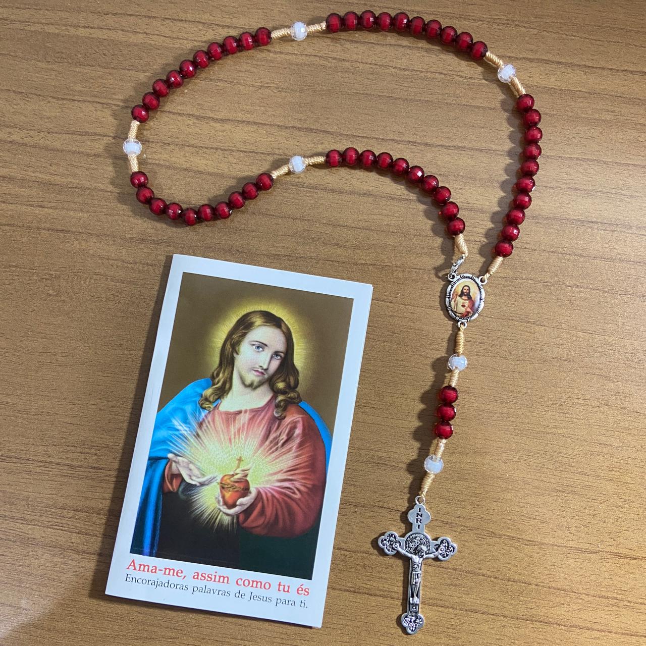 TERÇO ACRÍLICO VINHO COM FECHO SAGRADO CORAÇÃO DE JESUS 08MM (1 UNIDADE)