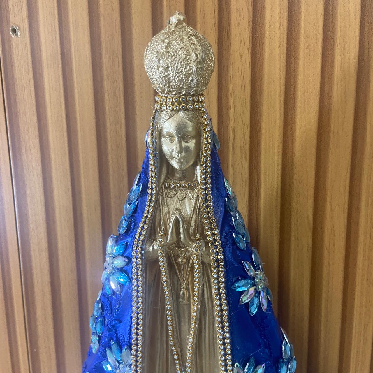 IMAGEM DE GESSO NOSSA SENHORA APARECIDA DOURADA E AZUL COM STRASS E PEDRARIA 33CM MOD 1  (1 UNIDADE)