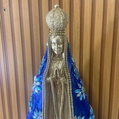 IMAGEM DE GESSO NOSSA SENHORA APARECIDA DOURADA E AZUL COM STRASS E PEDRARIA 33CM MOD 1  (1 UNIDADE)