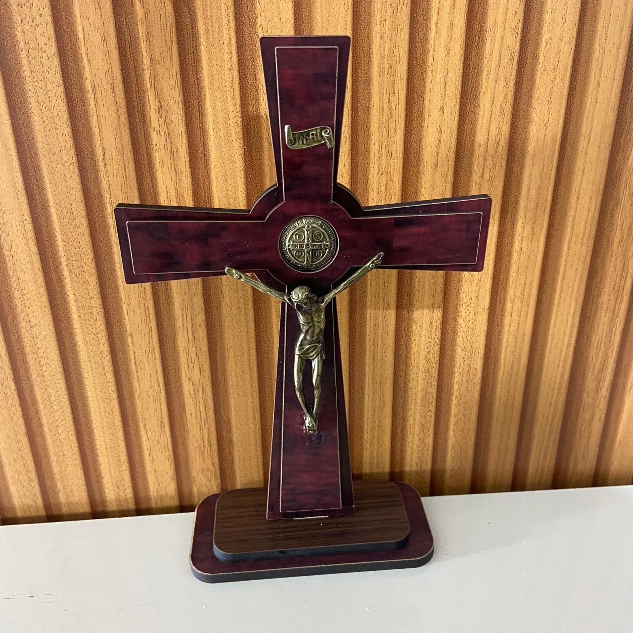 CRUCIFIXO MDF DE MESA MEDALHA SÃO BENTO 19,5CM (1 UNIDADE)