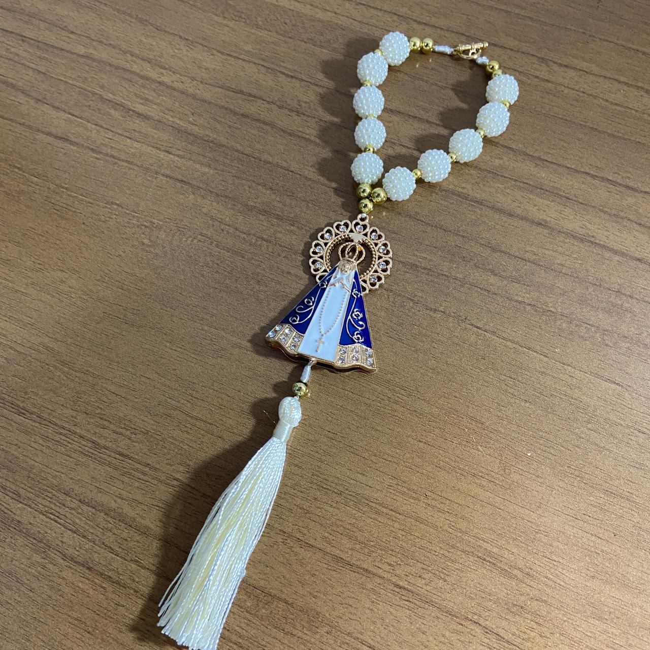 DEZENA PARA CARRO NOSSA SENHORA APARECIDA COM AURÉOLA STRASS BRANCO AMORA BRANCA 12MM (3 UNIDADES)