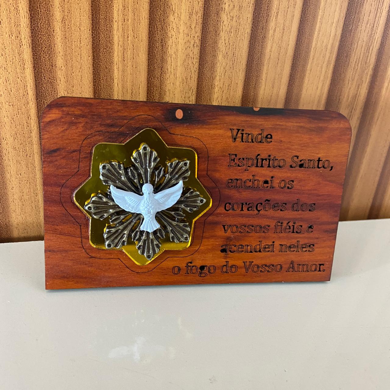 ADORNO DE MESA MADEIRA COM ORAÇÃO DIVINO ESPÍRITO SANTO METAL OURO VELHO 7,7CM (1 UNIDADE)