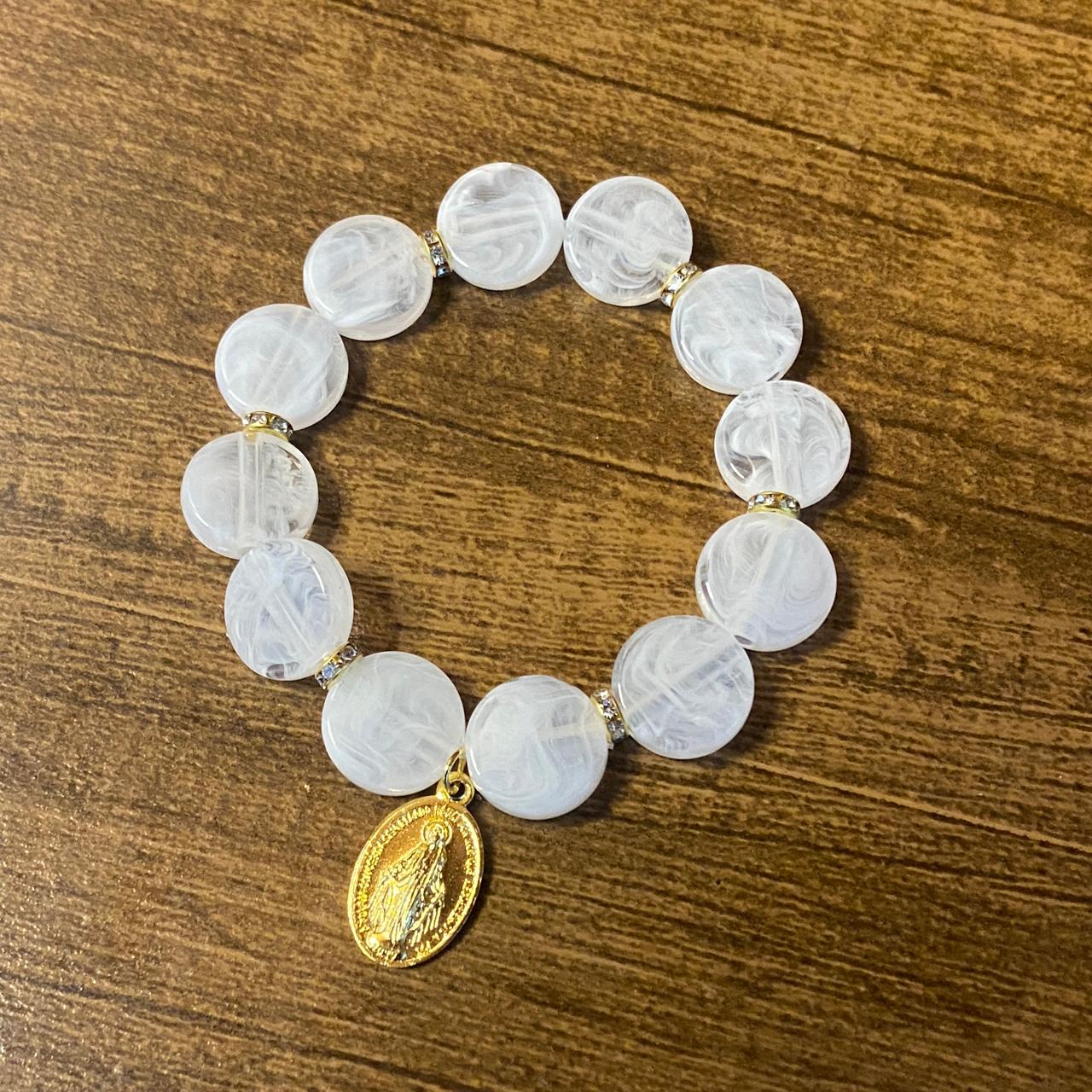 PULSEIRA ACRÍLICA BRANCA COM MEDALHA NOSSA SENHORA DAS GRAÇAS (03 UNIDADES)