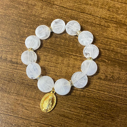 PULSEIRA ACRÍLICA BRANCA COM MEDALHA NOSSA SENHORA DAS GRAÇAS (03 UNIDADES)