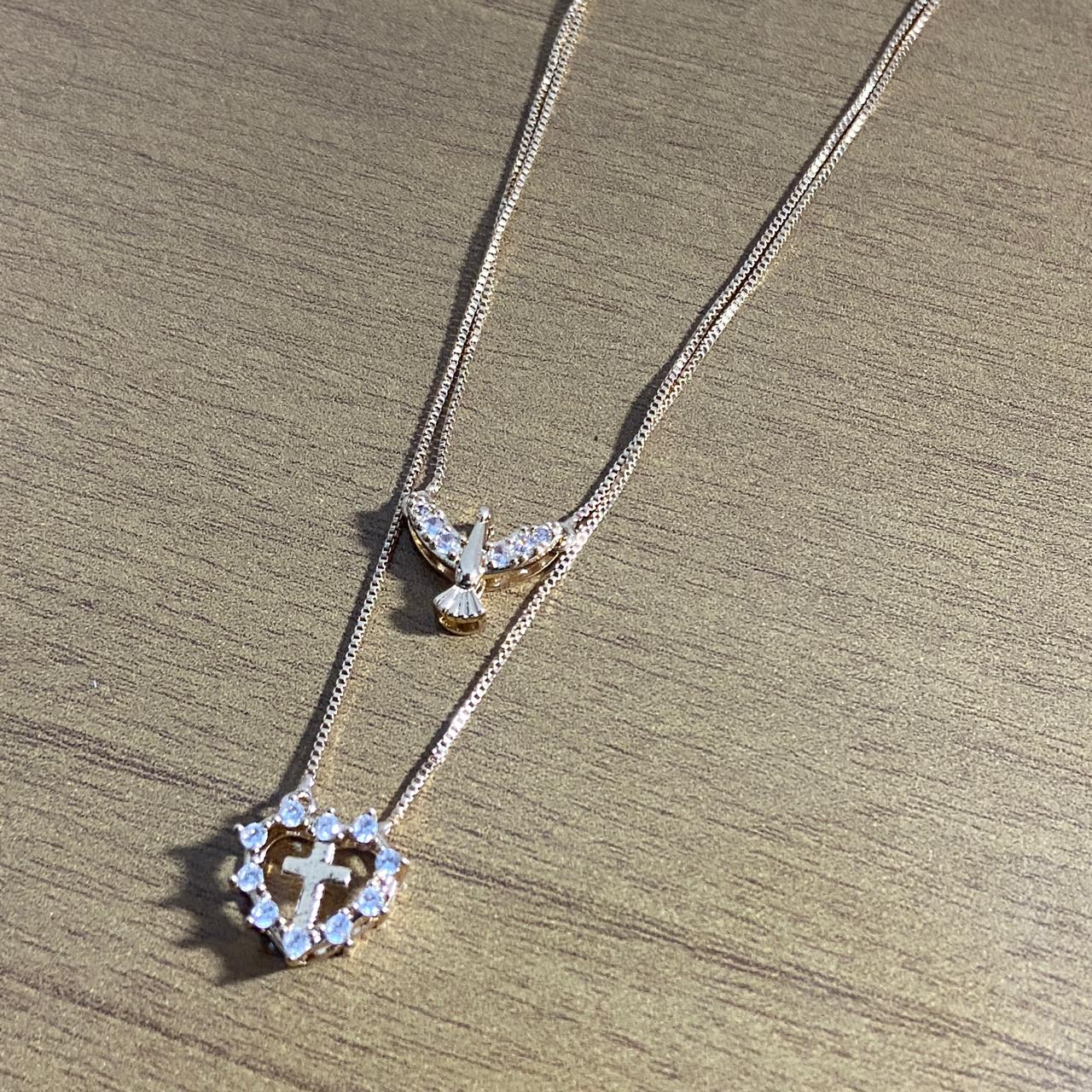 CONJUNTO COLARES DOURADOS DIVINO ESPÍRITO SANTO E CRUZ COM STRASS   (1 UNIDADE)