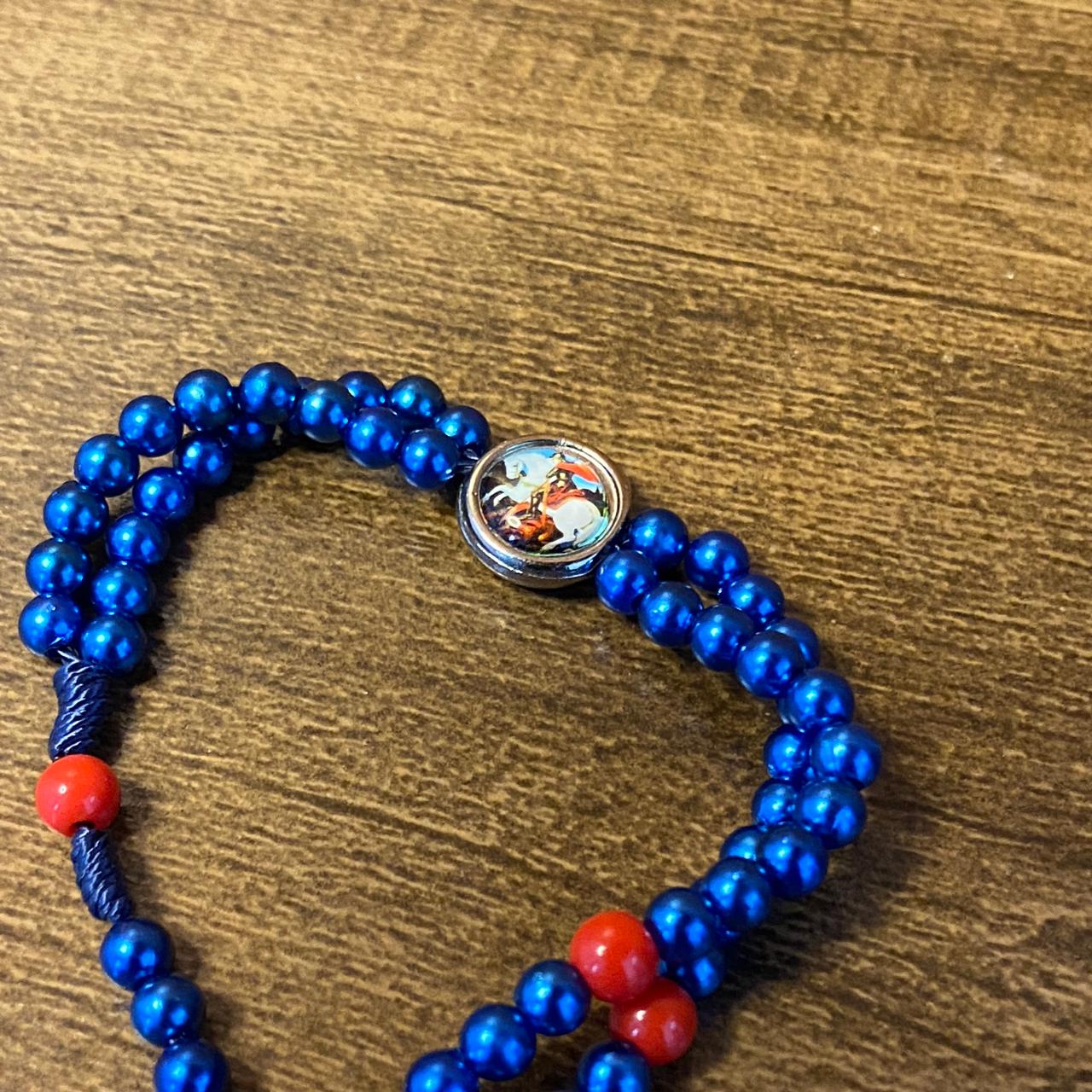 TERÇO PULSEIRA PÉROLA AZUL COM MEDALHA RESINADA SÃO JORGE (6 UNIDADES)