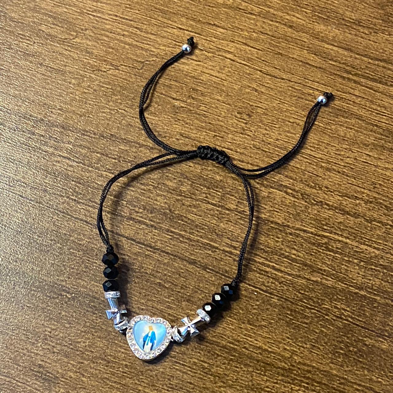 PULSEIRA REGULÁVEL CRISTAL PRETO COM MEDALHA RESINADA NOSSA SENHORA DAS GRAÇAS  ( 01 UNIDADE)
