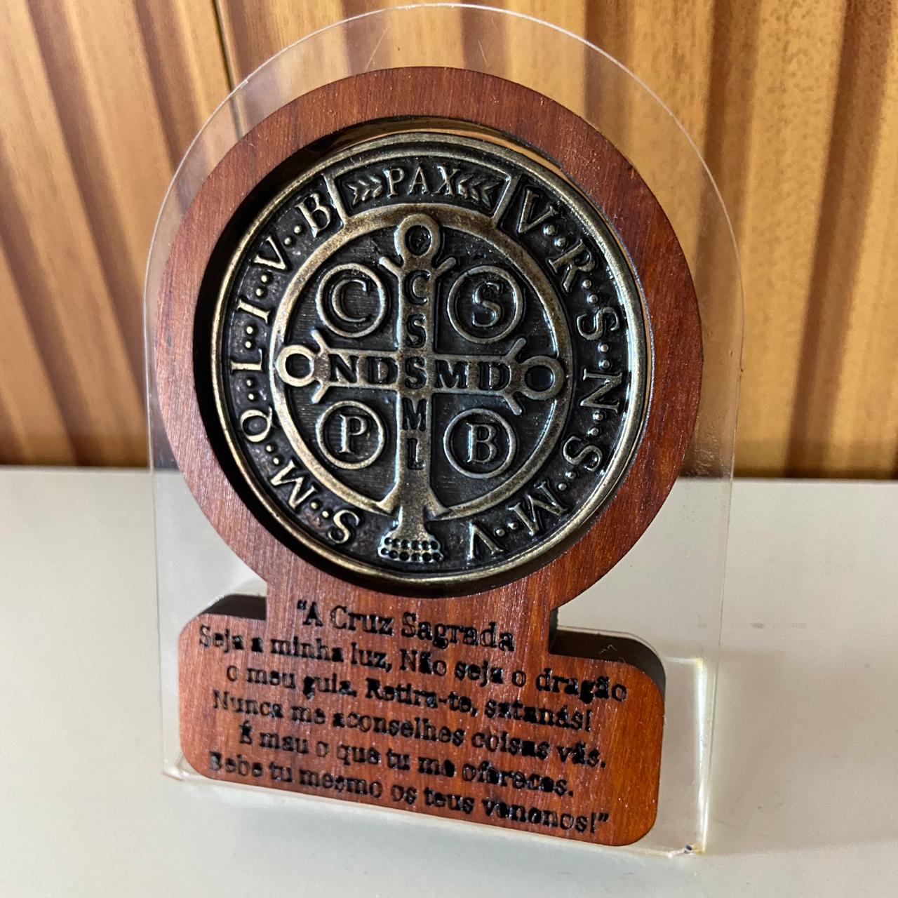 ADORNO DE MESA ACRÍLICO E MADEIRA COM ORAÇÃO MEDALHA SÃO BENTO METAL OURO VELHO 12CM (1 UNIDADE)