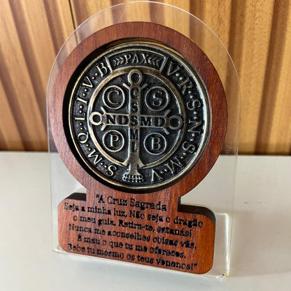 ADORNO DE MESA ACRÍLICO E MADEIRA COM ORAÇÃO MEDALHA SÃO BENTO METAL OURO VELHO 12CM (1 UNIDADE)