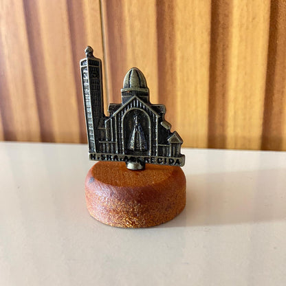 IMAGEM DE MESA METAL OURO VELHO BASÍLICA DE NOSSA SENHORA APARECIDA BASE DE MADEIRA 4,7CM (1 UNIDADE)