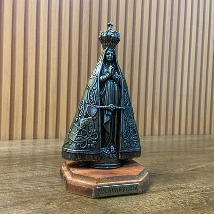 IMAGEM DE MESA METAL OURO VELHO NOSSA SENHORA APARECIDA COM BASE DE MADEIRA 18CM (1 UNIDADE)