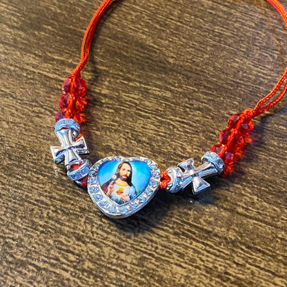 PULSEIRA REGULÁVEL CRISTAL VERMELHO COM MEDALHA RESINADA SAGRADO CORAÇÃO DE JESUS  ( 01 UNIDADE)