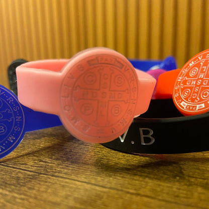 PULSEIRA SILICONE MEDALHA SÃO BENTO CORES SORTIDAS (12 UNIDADES)