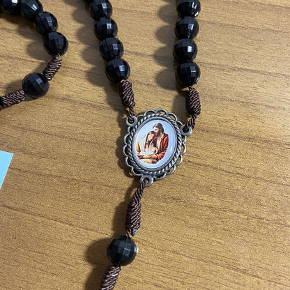 TERÇO CRAVEJADO PRETO SAGRADA FAMÍLIA 10MM (1 UNIDADE)