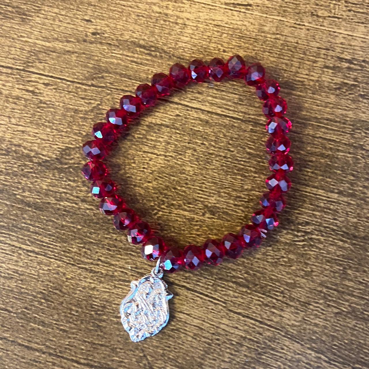 PULSEIRA CRISTAL VERMELHA COM MEDALHA PRATEADA SÃO JORGE (01 UNIDADE)