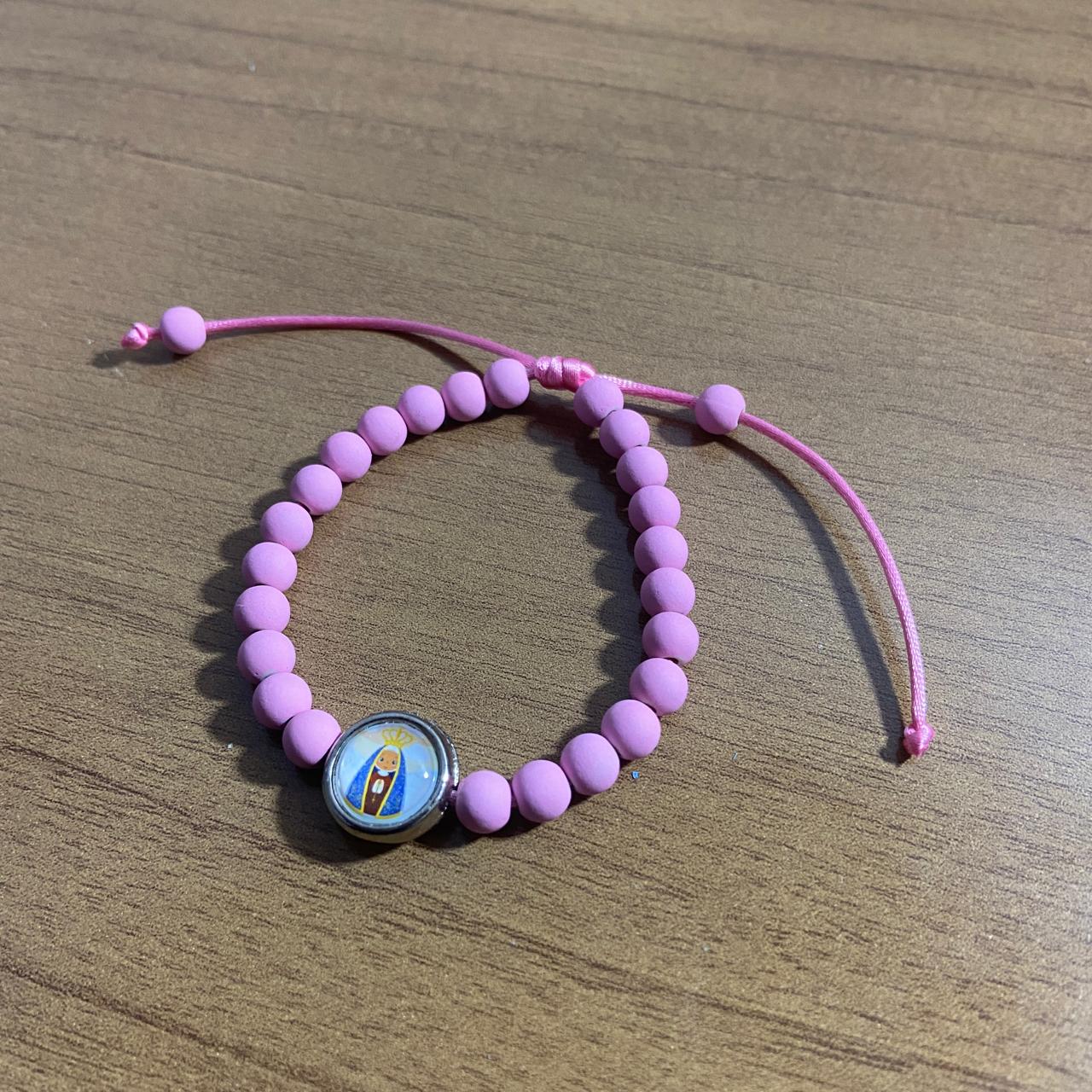 PULSEIRA ROSA REGULÁVEL COM MEDALHA RESINADA NOSSA SENHORA APARECIDA (6 UNIDADES)