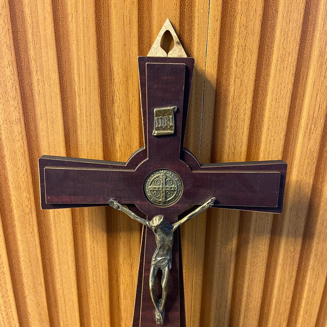 CRUCIFIXO MDF DE PAREDE MEDALHA SÃO BENTO 23CM (1 UNIDADE)