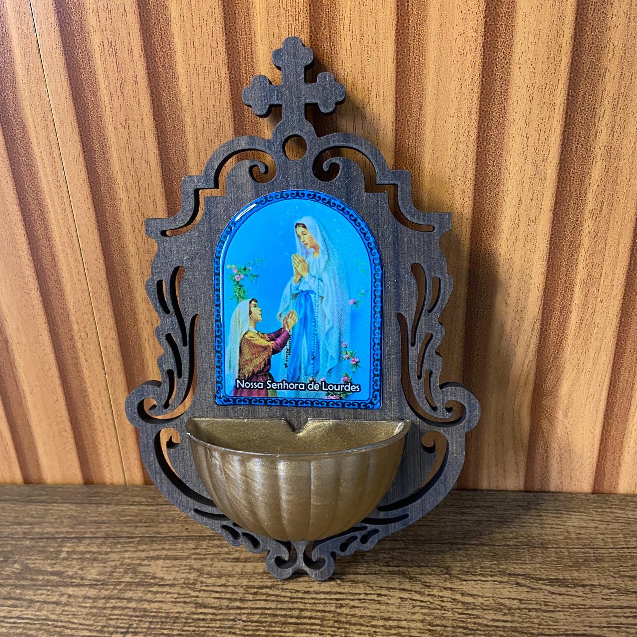 PORTA AGUA BENTA MDF NOSSA SENHORA DE LOURDES 16CM (1 UNIDADE)