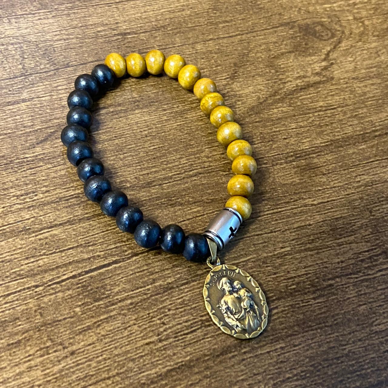 PULSEIRA DE MADEIRA COM MEDALHA PERSONALIZADO (1 UNIDADE)