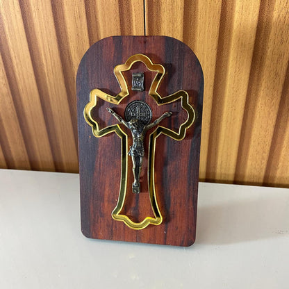 ADORNO DE MESA MADEIRA CRUCIFIXO MEDALHA SÃO BENTO DE METAL COM ACRÍLICO 13CM(1 UNIDADE)