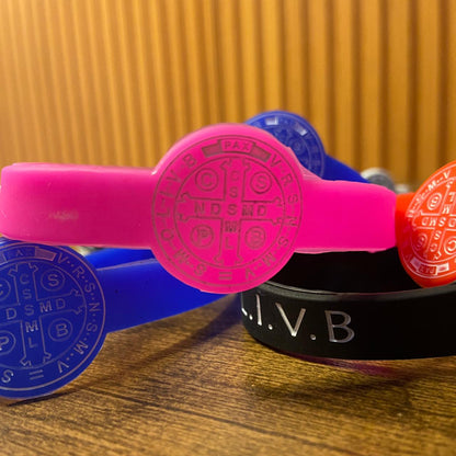 PULSEIRA SILICONE MEDALHA SÃO BENTO CORES SORTIDAS (12 UNIDADES)