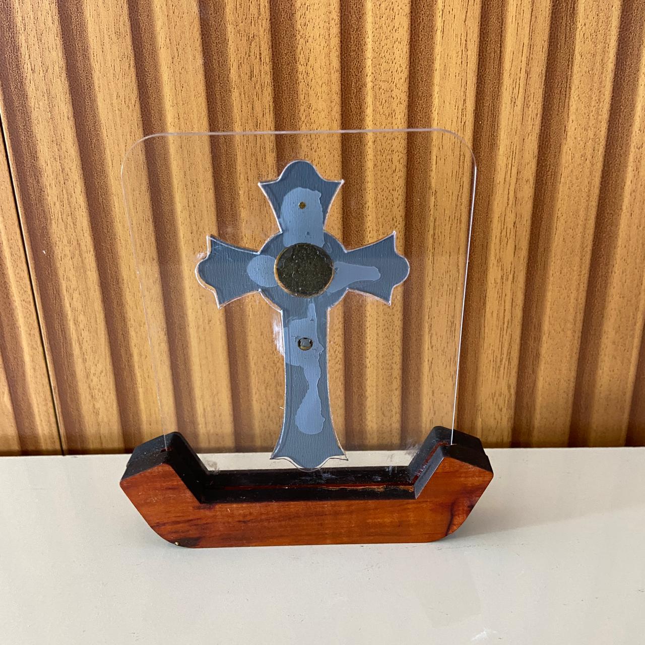 IMAGEM DE MESA METAL OURO VELHO CRUCIFIXO SÃO BENTO NO ACRÍLICO E BASE DE MADEIRA 13,5CM (1 UNIDADE)