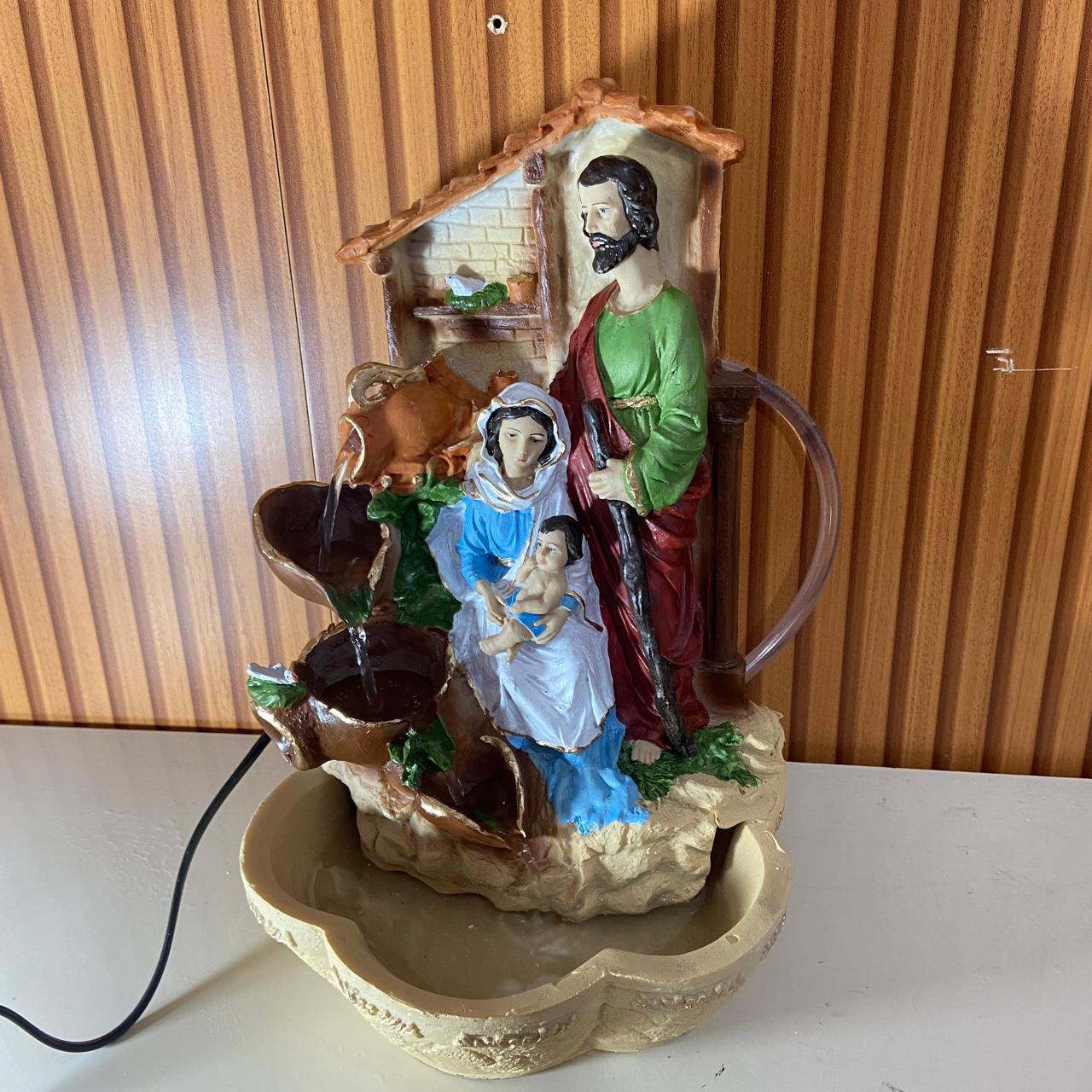 FONTE DE RESINA NACIONAL SAGRADA FAMÍLIA MOD1 33CM (1 UNIDADE)