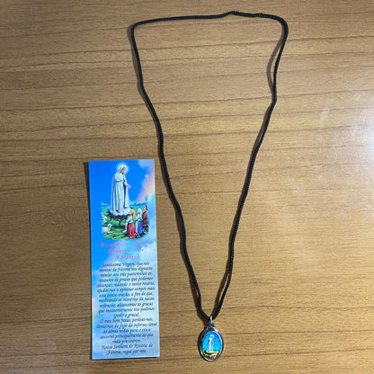 CORDÃO COM MEDALHA RESINADA NOSSA SENHORA DA FÁTIMA (1 UNIDADES)