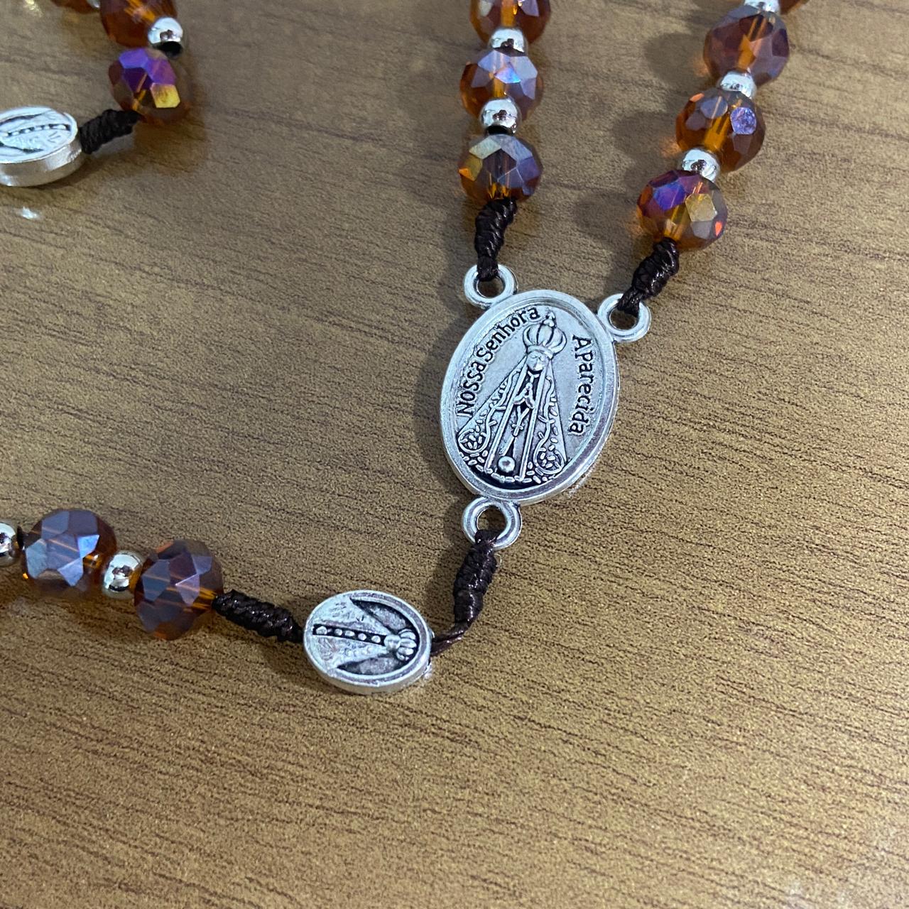 TERÇO CRISTAL NOSSA SENHORA APARECIDA  E SÃO CRISTÓVÃO 6 MM MARROM  (1 UNIDADE)