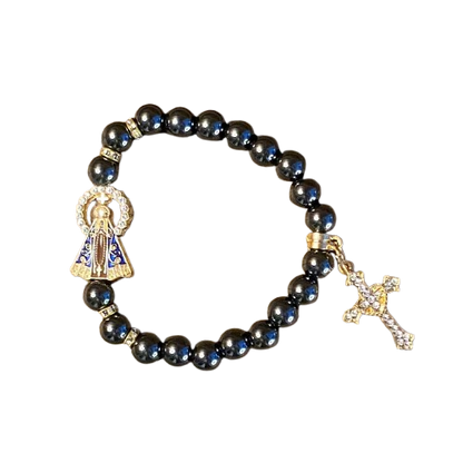 PULSEIRA HEMATITA NOSSA SENHORA APARECIDA COM PINGENTE DE CRUZ  08MM (06 UNIDADES)