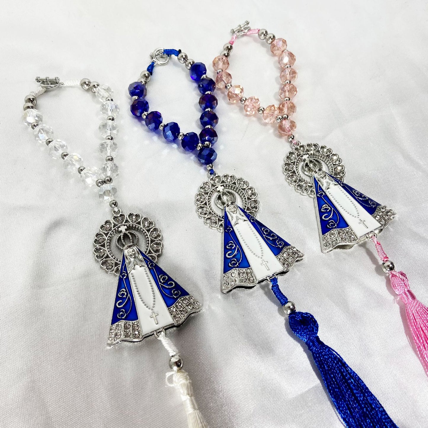 DEZENA PARA CARRO CRISTAL NOSSA SENHORA APARECIDA PRATEADA CORES SORTIDAS COM RESPLENDOR 10MM (3 UNIDADES)