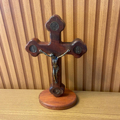 CRUCIFIXO MADEIRA DE MESA MEDALHA SÃO BENTO E NOSSA SENHORA DAS GRAÇAS 20CM (1 UNIDADE)