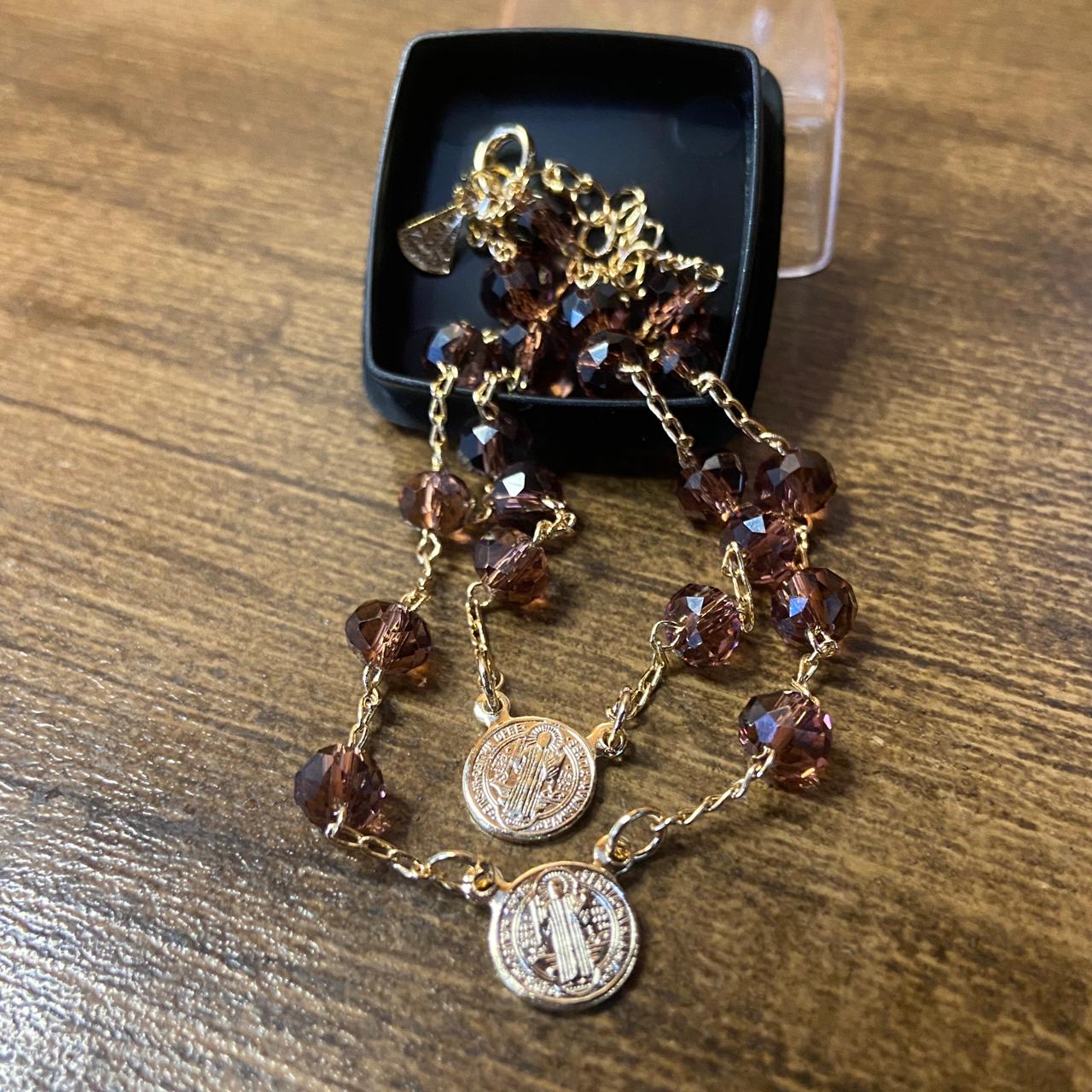 PULSEIRA ESCAPULÁRIO CRISTAL VINHO TRANSPARENTE MEDALHA SÃO BENTO  (3 UNIDADES)