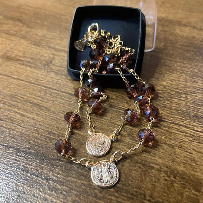 PULSEIRA ESCAPULÁRIO CRISTAL VINHO TRANSPARENTE MEDALHA SÃO BENTO  (3 UNIDADES)