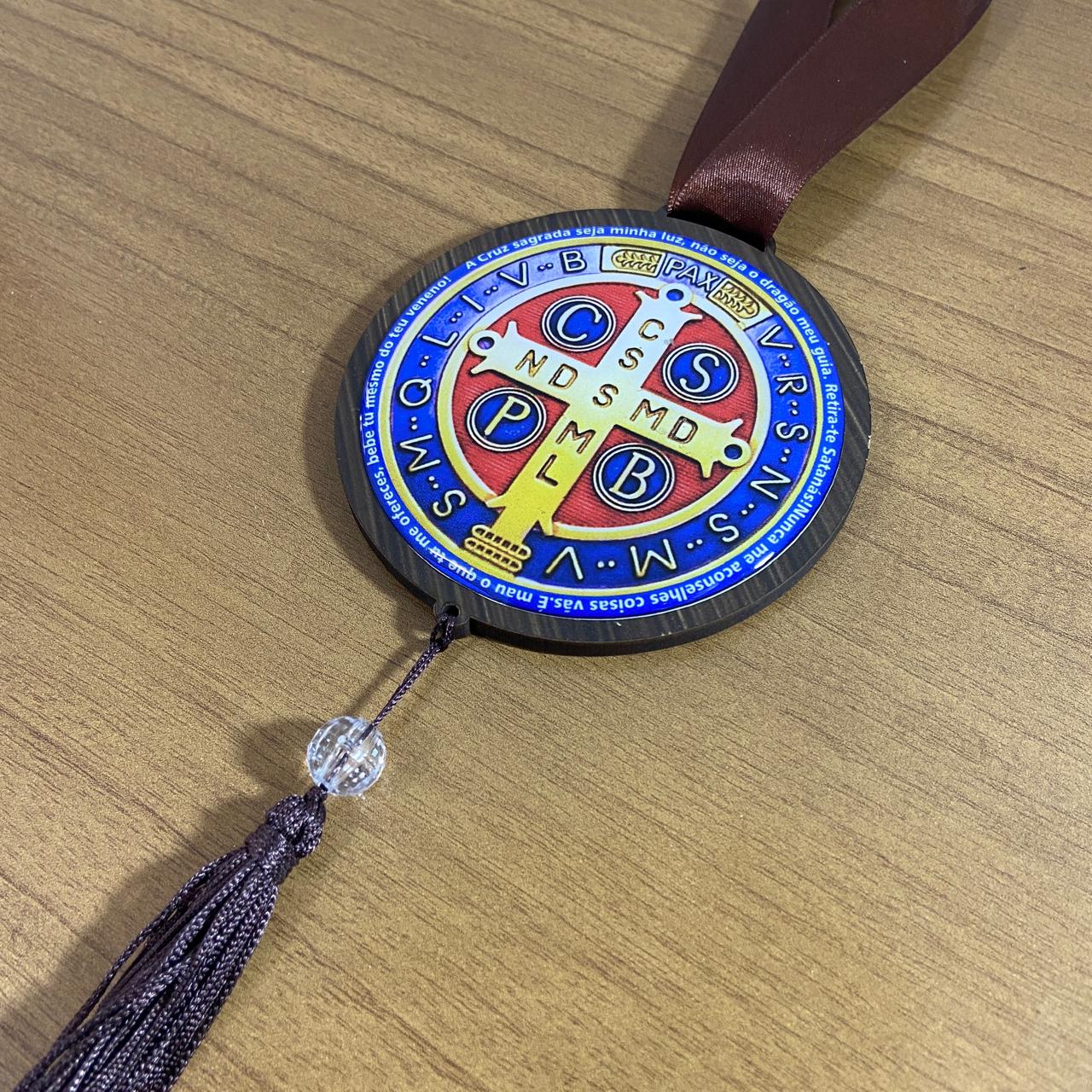 ADORNO ÚNICO REDONDO MEDALHA DE SÃO BENTO (1 UNIDADE)