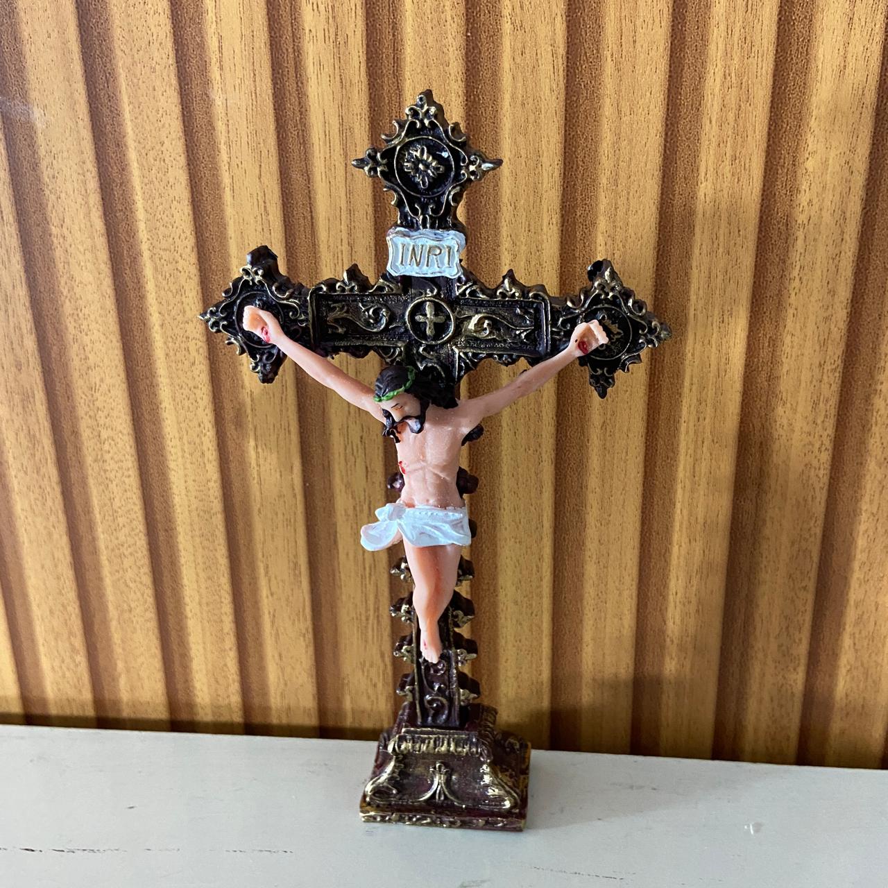 CRUCIFIXO DE RESINA NACIONAL MESA 18CM (1 UNIDADE)