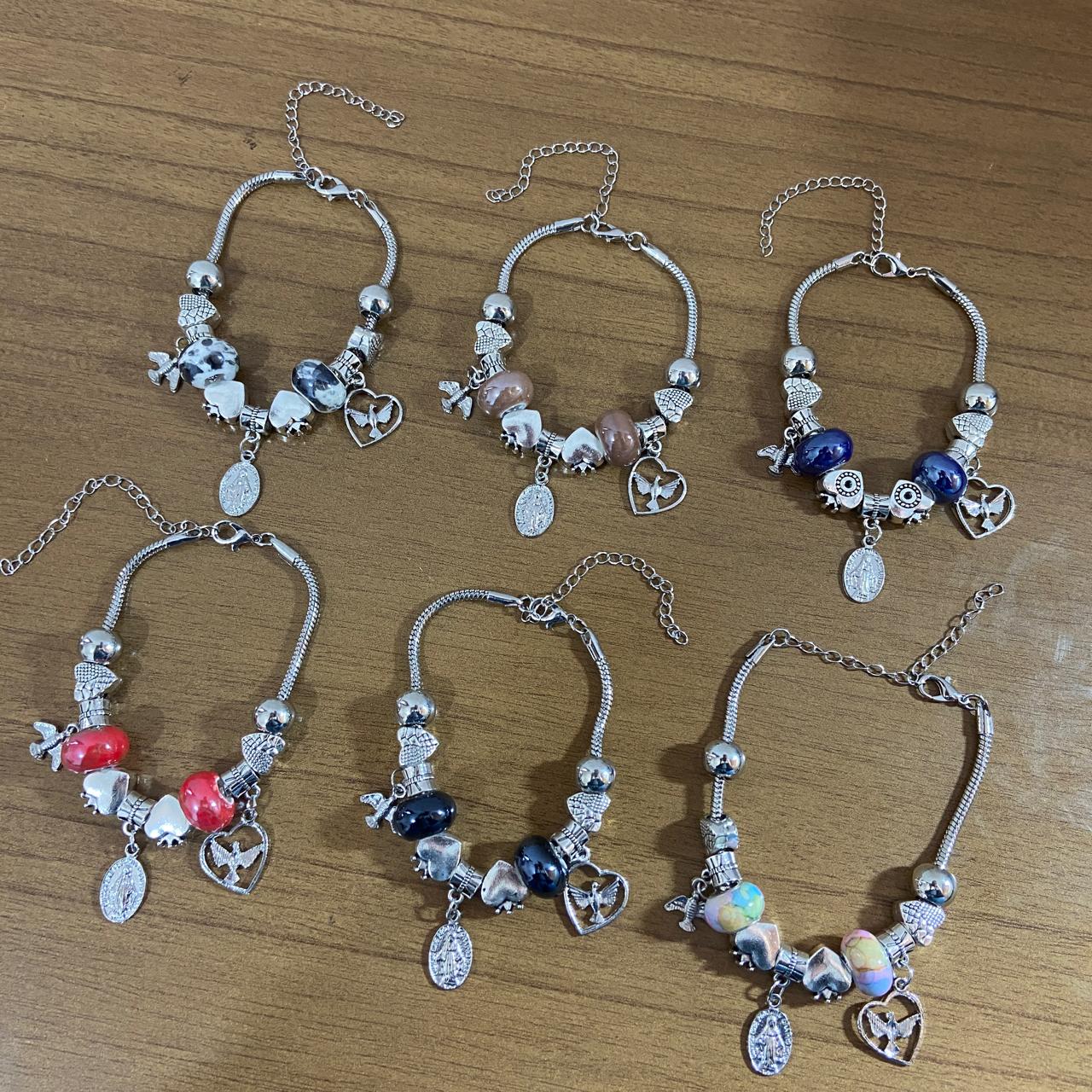 PULSEIRA PRATEADA NOSSA SENHORA DAS GRAÇAS COM BERLOQUES (6 UNIDADES)
