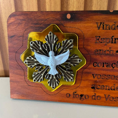 ADORNO DE MESA MADEIRA COM ORAÇÃO DIVINO ESPÍRITO SANTO METAL OURO VELHO 7,7CM (1 UNIDADE)