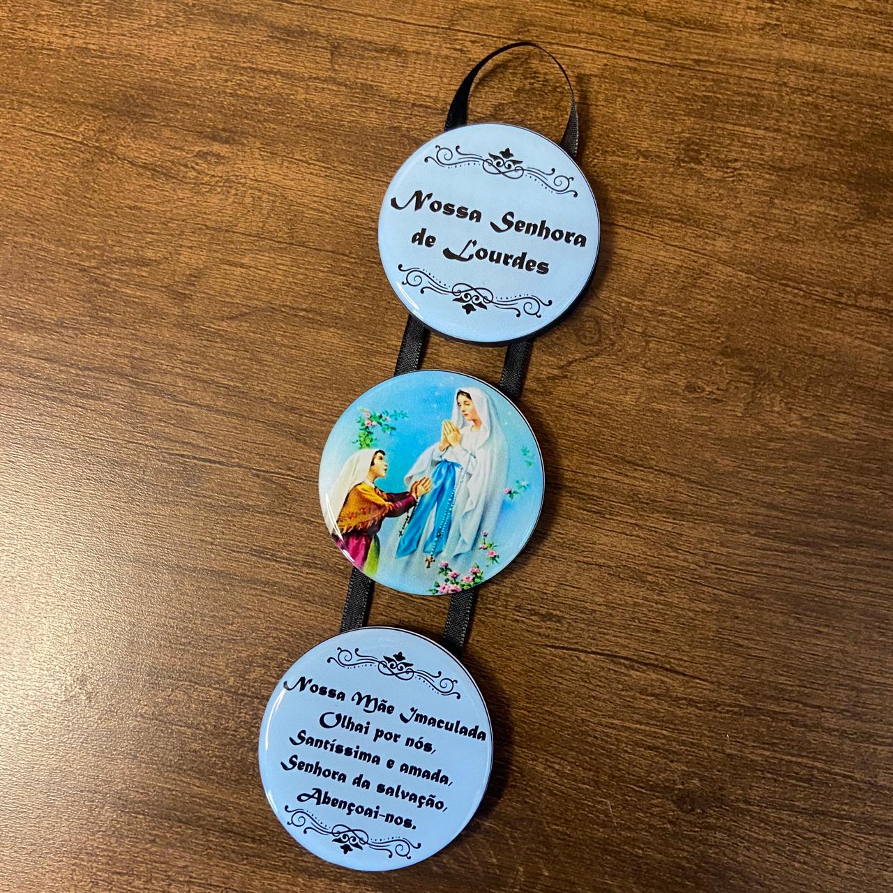 ADORNO TRIPLO REDONDO FITA NOSSA SENHORA DE LOURDES (1 UNIDADE)