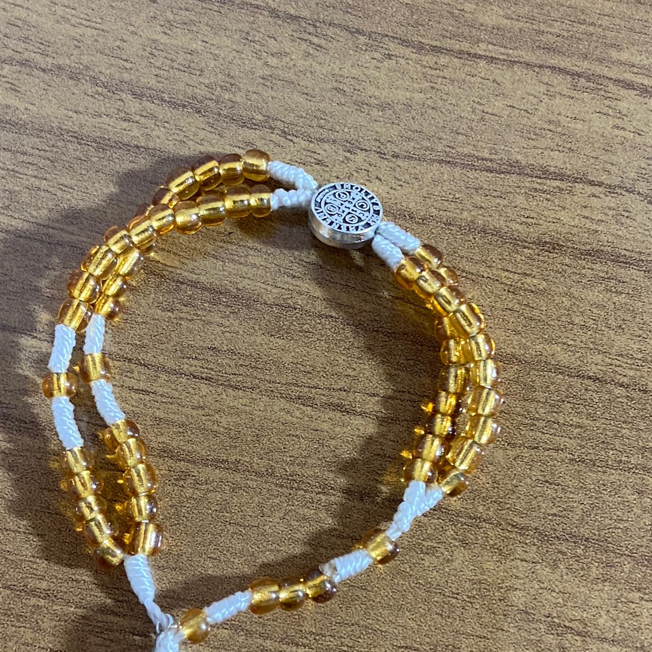 TERÇO PULSEIRA MIÇANGA DOURADA MEDALHA SÃO BENTO 4MM (6 UNIDADES)