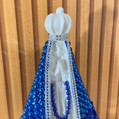 IMAGEM DE GESSO NOSSA SENHORA APARECIDA BRANCA BORDADA COM PÉROLA AZUL 22,5CM (1 UNIDADE)