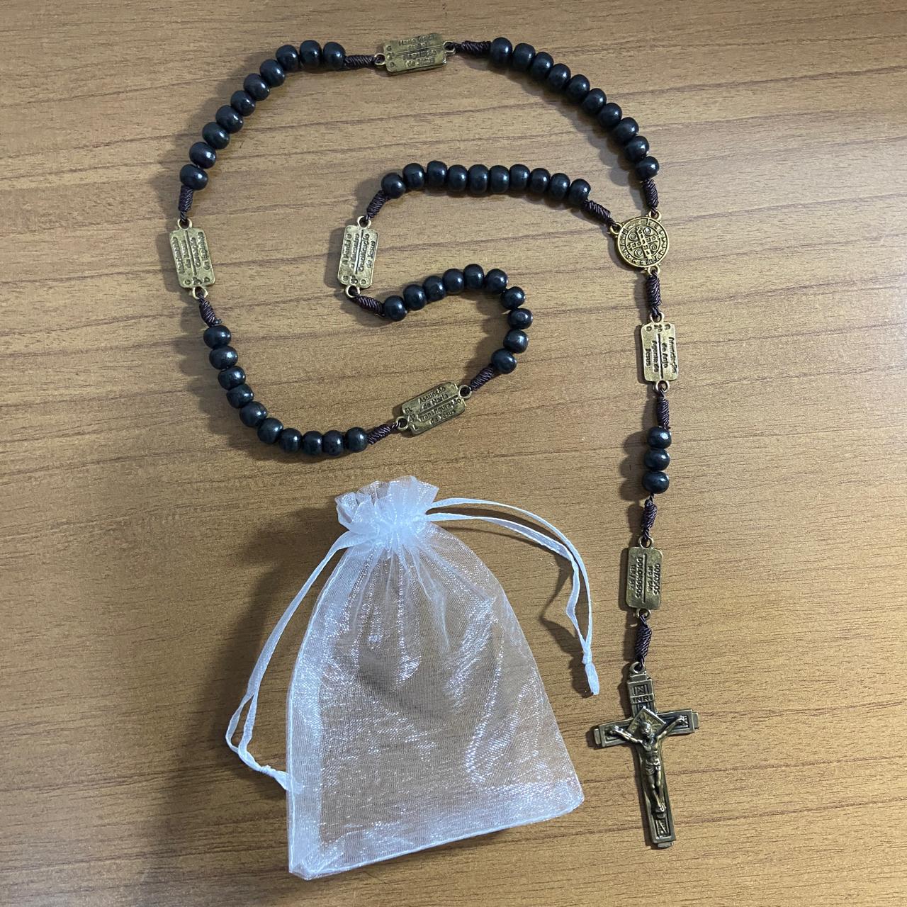 TERÇO DE MADEIRA PRETA CONTEMPLAÇÃO DOS MISTÉRIOS DO ROSÁRIO MEDALHA SÃO BENTO (1 UNIDADE)