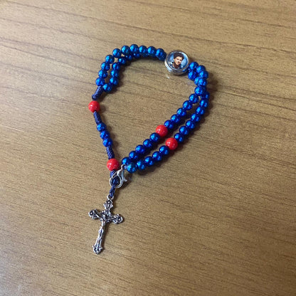 TERÇO PULSEIRA PÉROLA AZUL COM MEDALHA RESINADA SÃO CARLO ACUTIS (6 UNIDADES)