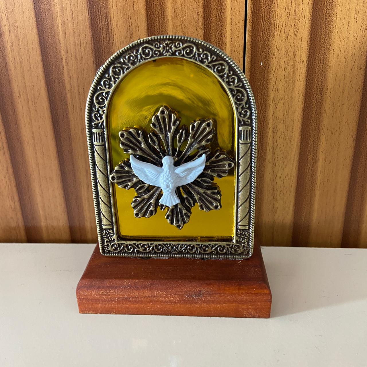 ADORNO DE MESA MADEIRA ESPELHADO DIVINO ESPÍRITO SANTO METAL OURO VELHO 9,8CM (1 UNIDADE)