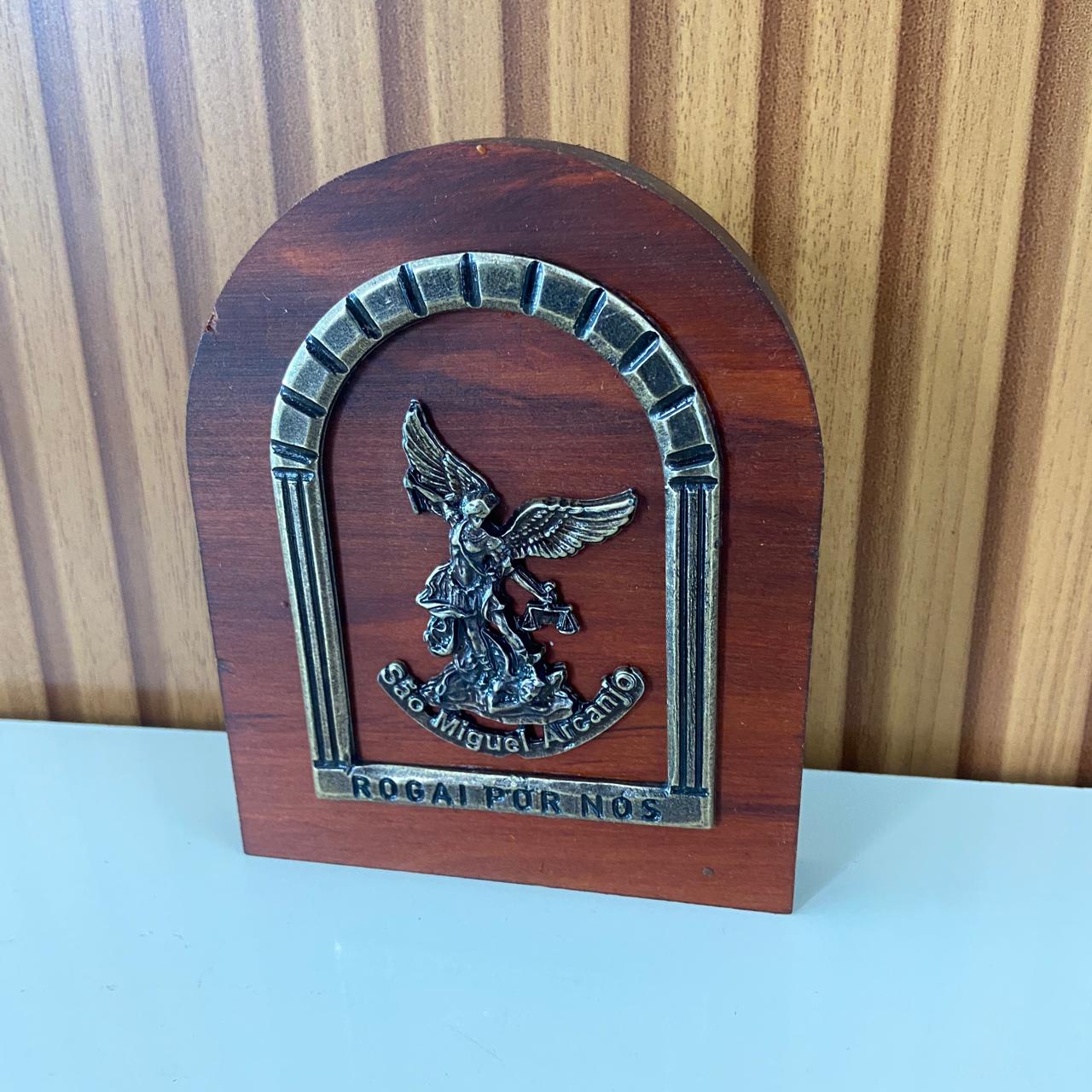 ADORNO DE MESA MADEIRA SÃO MIGUEL ARCANJO METAL OURO VELHO 13CM (1 UNIDADE)