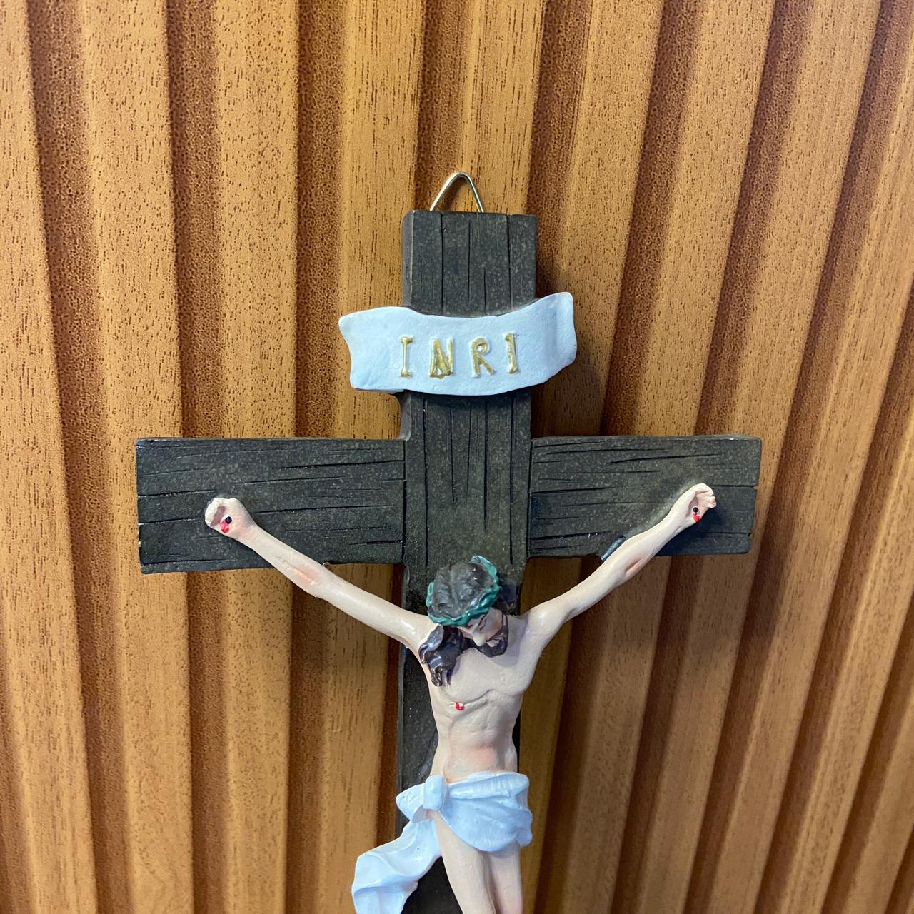 CRUCIFIXO DE RESINA IMPORTADA PAREDE 23CM (1 UNIDADE)